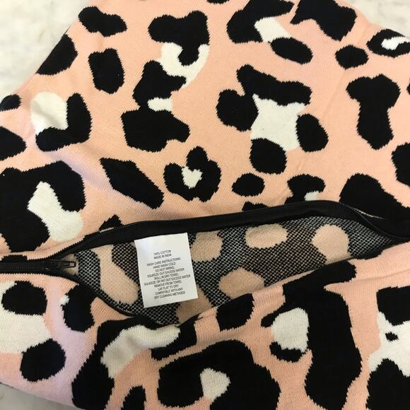 Pink leopard knitted accent throw pillow cover 18" x 18" NEW - Picture 6 of 8